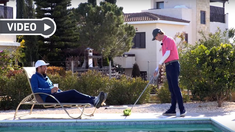 Birdietrain zeigt, wie man zu Hause mit Haushaltsgeräten seinen Golfschwung trainieren kann. (Foto: Youtube/Birdietrain)