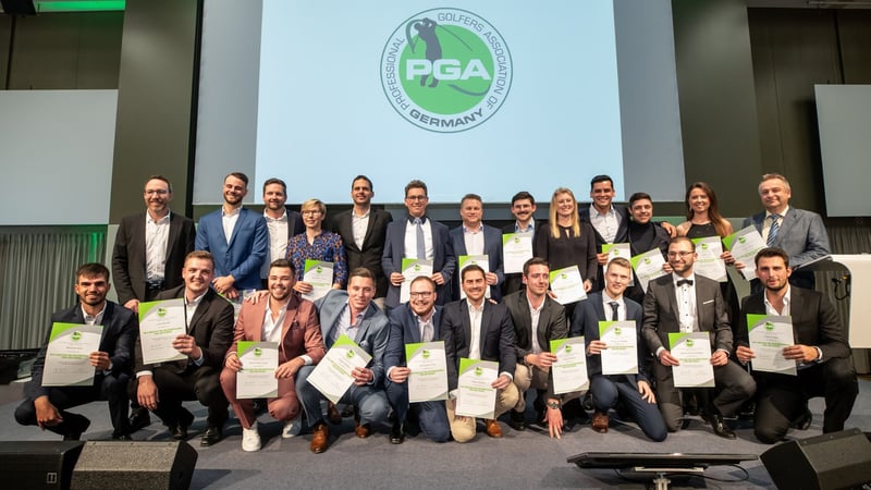 Drei Damen und 31 Herren absolvierten 2019 die Abschlussprüfungen zum Fully Qualified PGA Golfprofessional mit Erfolg und nahmen in Kassel ihre Abschlusszeugnisse entgegen. (Foto: PGA of Germany)