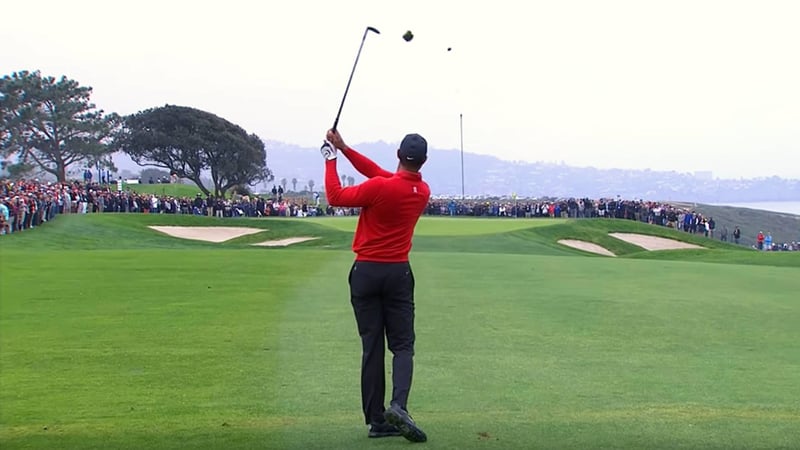 Tiger Woods mit einem der kuriosesten Schläge der Saison auf der PGA Tour. (Foto: Youtube / PGA Tour)