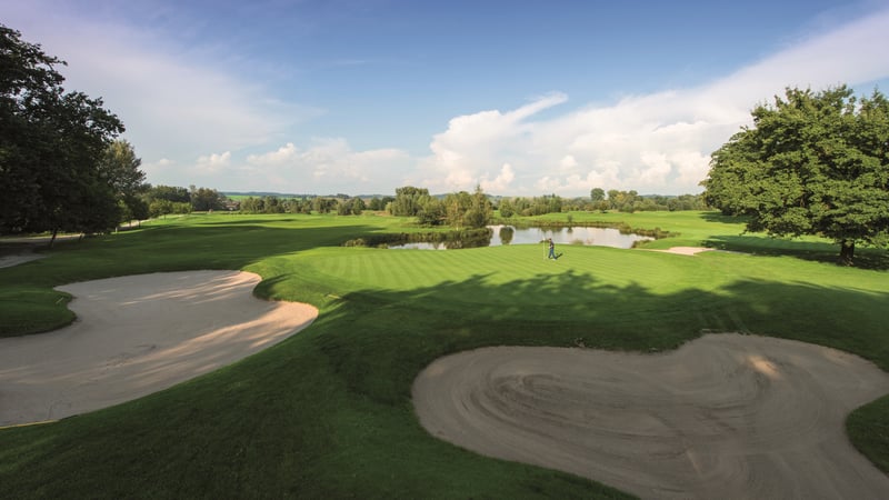 Der Beckenbauer Golf Course gilt als Aushängeschild des Resorts. Denn besonders der Beckenbauer Course hat stark ondulierte, teils tückische Fairways, die für manche Überraschung sorgen. (Foto: Quellness Resort)