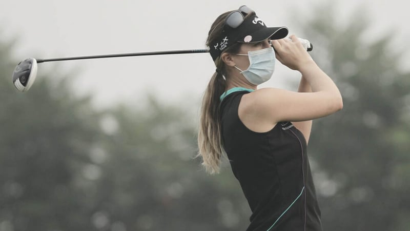 Golf in Zeiten des Coronavirus erfordert Hygiene. Hier spielt Sandra Gal mit Mundschutz. (Foto: Getty)