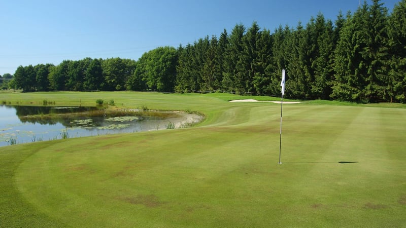 Nicht nur im Golfclub München Eichenried, in Golfclubs in Bayern herrscht aktuell gähnende Leere. (Foto: Getty)