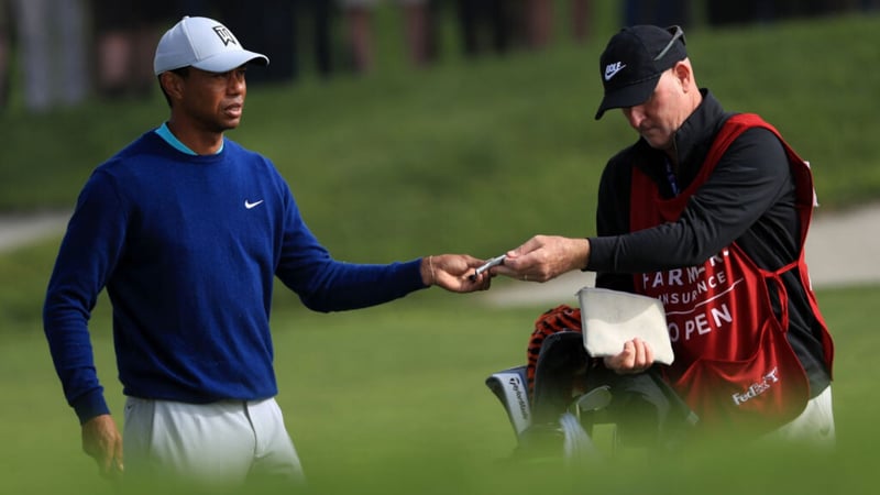 Tiger Woods mit seinem Caddie Joe LaCava bei der Famers Insurance Open in Aktion. (Foto: Getty)