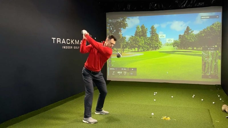 Martin Kaymer nutzt den Trackman, um die verschiedensten Golfplätze der Welt zu spielen. (Foto: BMW Group)