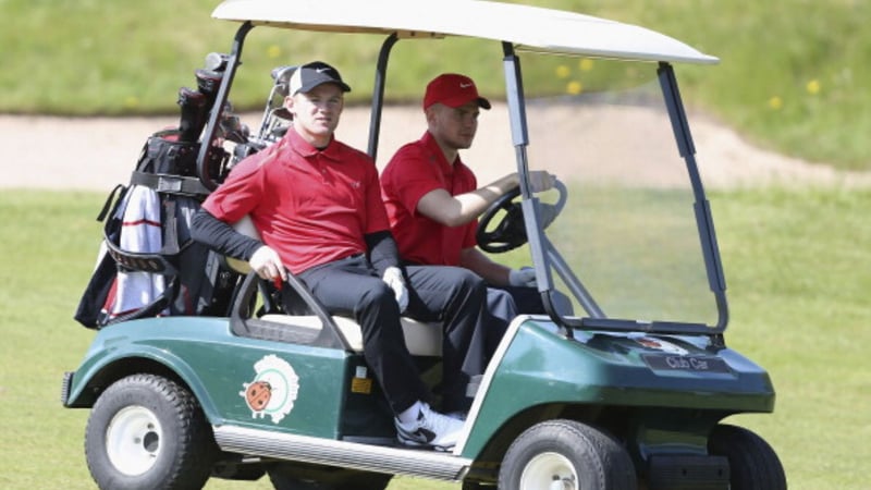 Wayne Rooney (l.) hat sich seinen eigenen Golfplatz auf sein Anwesen gebaut. Die Back Nine. (Foto: Twitter/Daily Star Sport)