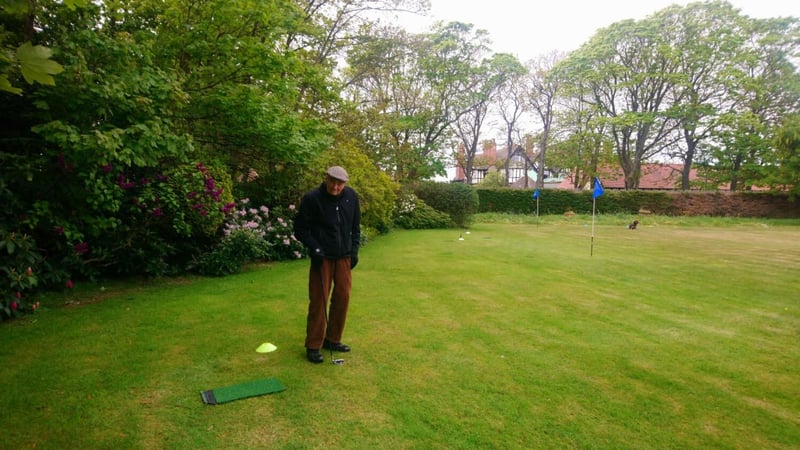 Jan Collins auf seinem eigenen kleinen Golfplatz (Foto: Twitter.com/MarieCurieSCO)