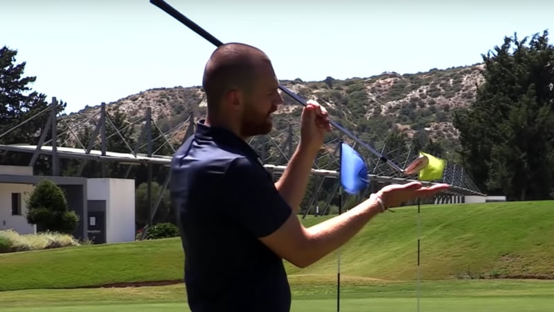 Golftraining mit Birdietrain erklärt, wie einfach das Chippen ist. (Foto: Youtube.com)