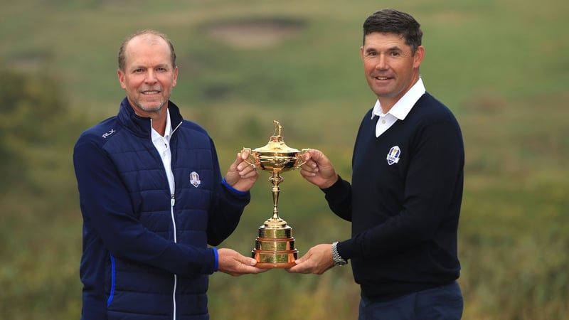 Die beiden Kapitäne Steve Stricker und Padraig Harrington mit dem Ryder Cup. (Foto: Getty)