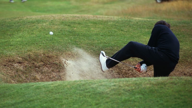 Seve Ballesteros mit einer artistischen Einlage aus dem Bunker. (Foto: Getty)