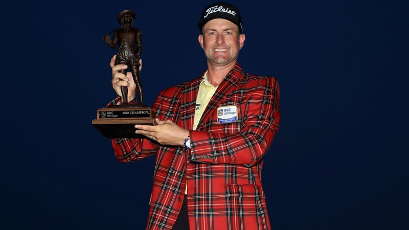 Webb Simpson mit dem Siegerpokal der RBC Heritage. (Foto: Getty)