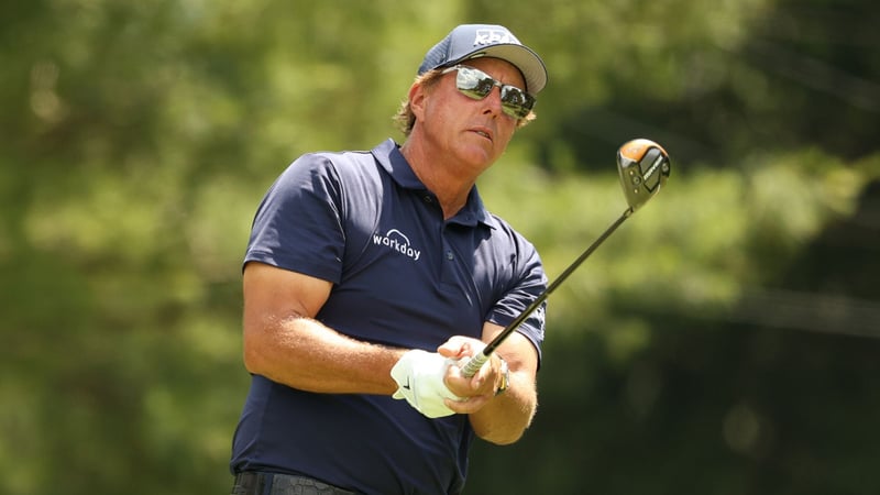 Voll fokussiert: Phil Mickelson führt bei der Travelers Championship der PGA Tour. (Foto: Getty)