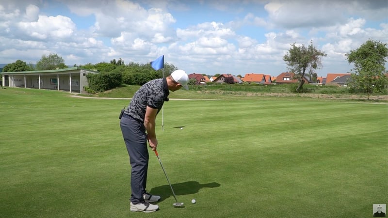 Silas Wagner zeigt, wie man Breaks richtig liest. (Foto: Youtube/Silas Wagner - Golf 180)