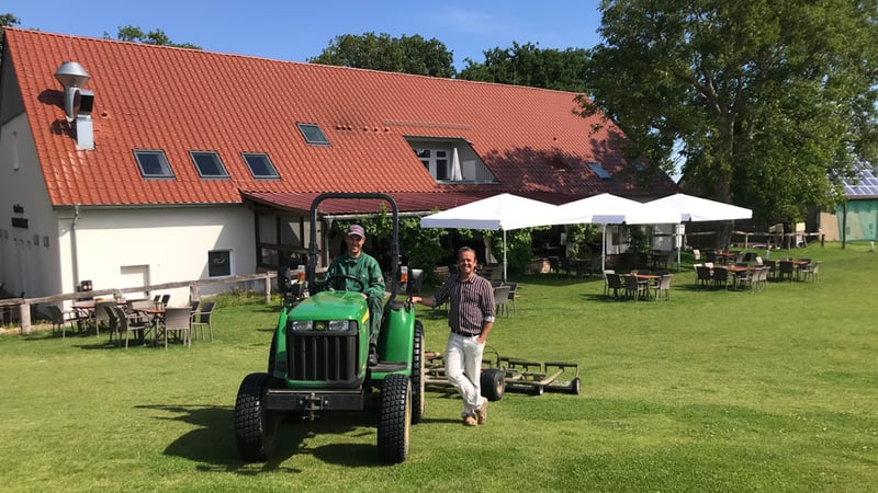 Bild: 1. Platz für das „Haxterpark Projekt“ des Universitäts-Golfclubs Paderborn. (von links: Mitarbeiter Peter Eickhoff und Vorstand des Universitäts-Golfclub Paderborn Helmut Böhmer; Quelle: Universitäts-Golfclub Paderborn)