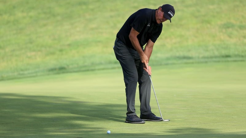 Phil Mickelson puttet aus extremer Länge auf der PGA Tour. (Foto: Getty)