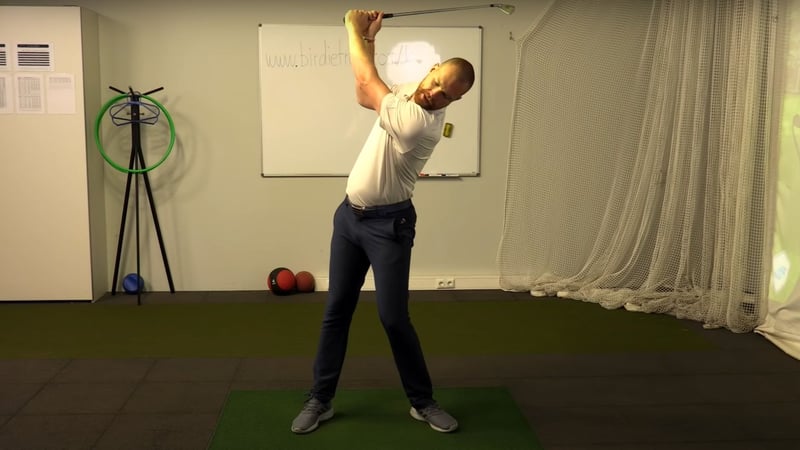 Golftraining mit Birdietrain - den Kopf ruhig halten? (Foto: Screenshot/YouTube)