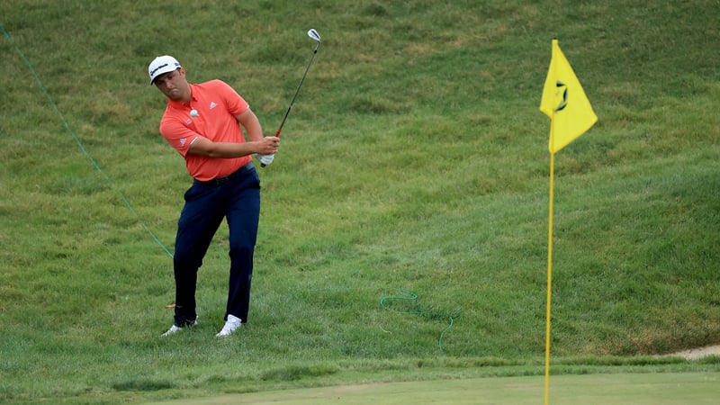 Jon Rahm bei seinem Chip auf der 16. Spielbahn in Muirfield Village. (Foto: Getty)