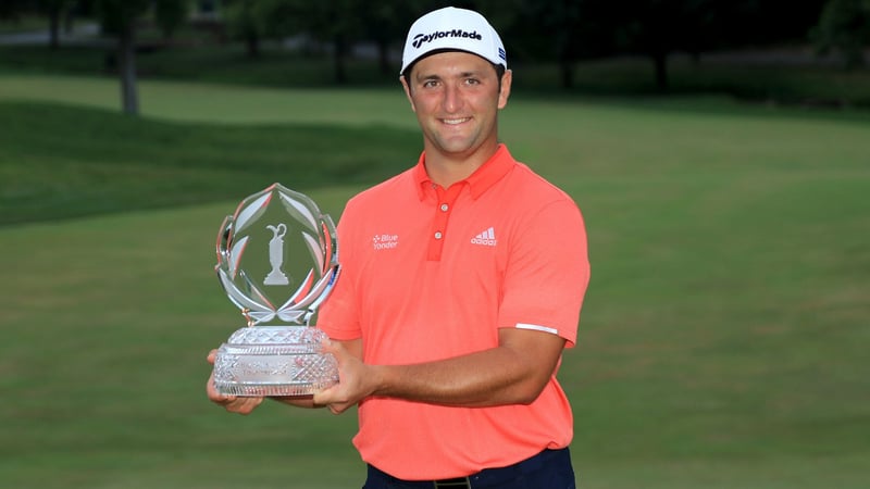 Jon Rahm mit der Siegestrophäe des Memorial Tournament. (Foto: Getty)