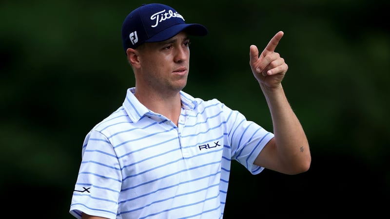 Dort soll es hingehen: Justin Thomas zeigt nach oben. (Foto: Getty)