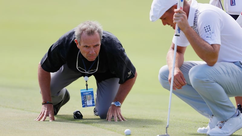 Symbolbild: Bryson DeChambeau mit einem Regel-Offiziellen der Tour. (Foto: Getty)