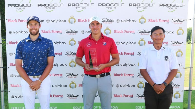 Der Sieger Marc Hammer umrahmt von Thomas Rosenmüller und Leon Breimer, die sich den zweiten Platz teilen. (Foto: Pro Golf Tour)