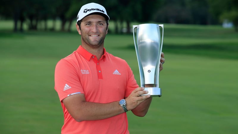 Jon Rahm mit der Siegestrophäe bei der BMW Championship. (Foto: Getty)