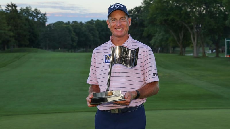 Jim Furyk mit der Siegertrophäe bei der Ally Challenge. (Foto: Getty)