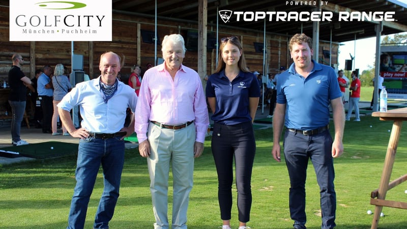 Feierliche Eröffnung der Toptracer-Anlage im GolfCity Puchheim. (Foto GolfCity Puchheim: v.l.n.r.: Hermann Bögle (Geschäftsführer), Alexander Freiherr von Spoercken (Geschäftsführer), Kate Selwent (Toptracer), Daniel Menge (Operations Manager GolfCity))