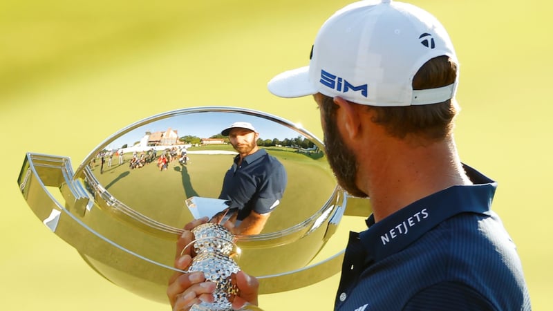 Dustin Johnson mit der Siegertrophäe. (Foto: Getty)