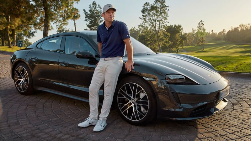 Paul Casey posiert vor dem Porsche Taycan Turbo. (Foto: Porsche)