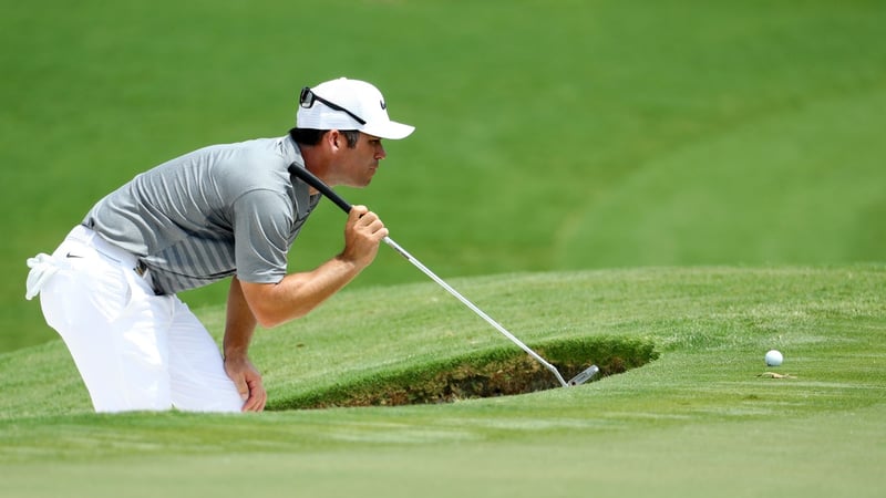 Putten oder Chippen? Paul Casey greift zum Putter, obwohl er im Bunker steht. (Foto: Getty)