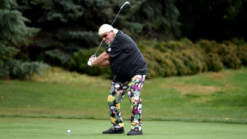 John Daly trifft ein Hole-in-One – Barfuß! (Foto: getty)