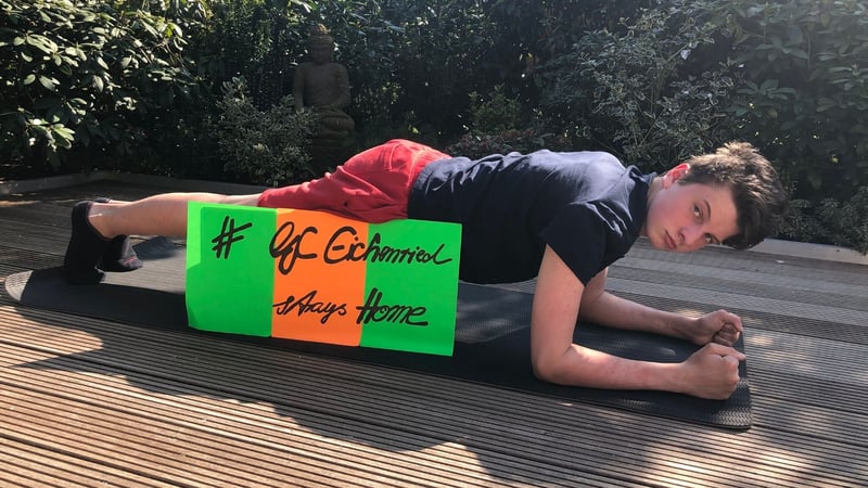 Erfolgreich und preisgekrönt: das Eichenrieder „Stay at home“-Digitaltraining mit Push-Ups & Co. Hier der 14-jährige Leon Doden beim Training. (Foto: privat)