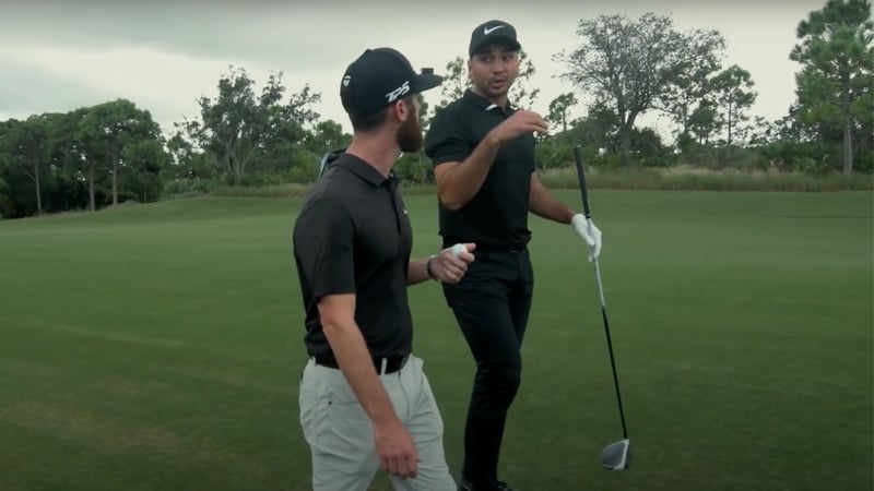 Jason Day im Gespräch mit TaylorMade. (Foto: Youtube/TaylorMade Golf)