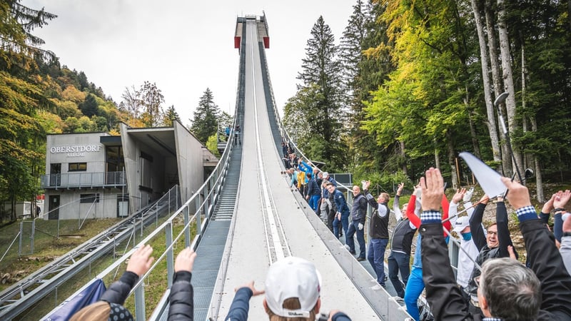 Am Schanzentisch in Oberstdorf wird gefeiert. (Foto: Vierplätzetournee)