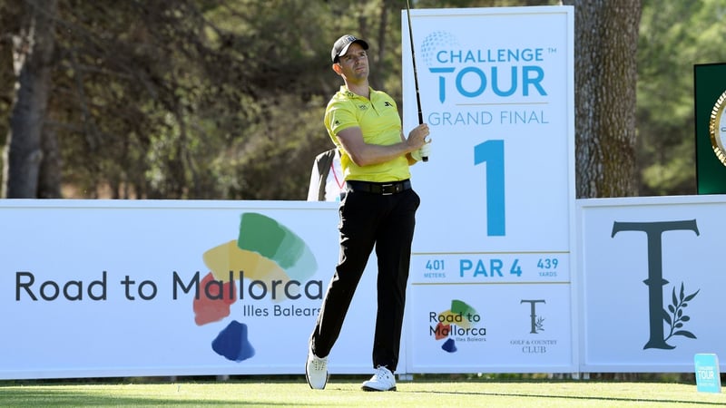 Marcel Schneider am ersten Abschlag des Challenge Tour Grand Final (Foto: Getty)