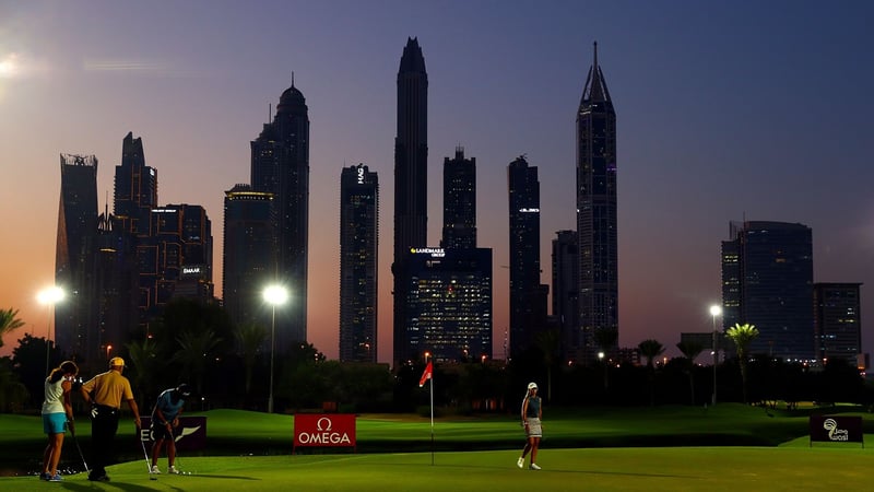 Mit Flutlicht wird vor der Skyline Dubais gespielt (Foto: Getty)