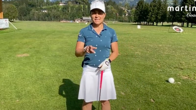 Golfcoach Martina Eberl erklärt den richtigen Durchschwung (Foto: Youtube/MartinaEberlCoaching)