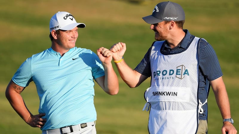 Callum Shinkwin feiert mit seinem Caddie den ersten Titel auf der European Tour. (Foto: Getty)