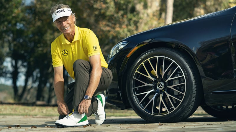 Bernhard Langer neben der neuen S-Klasse von Mercedes Benz. (Foto: Clint Davis / Mercedes-Benz)