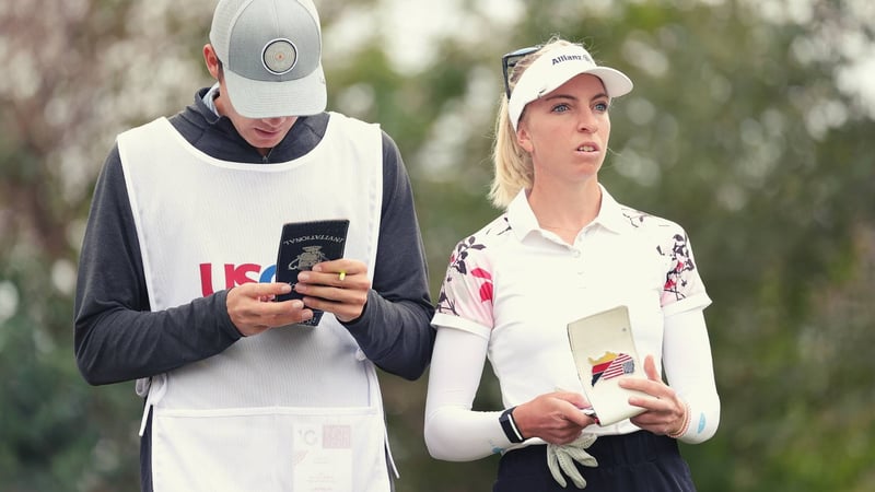 Sophia Popov gemeinsam mit ihrem Caddie. (Foto: Getty)