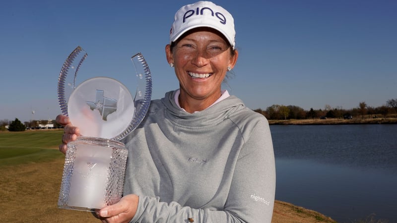 Angela Stanford mit dem Pokal der Volunteers of America Classic. (Foto: Getty)