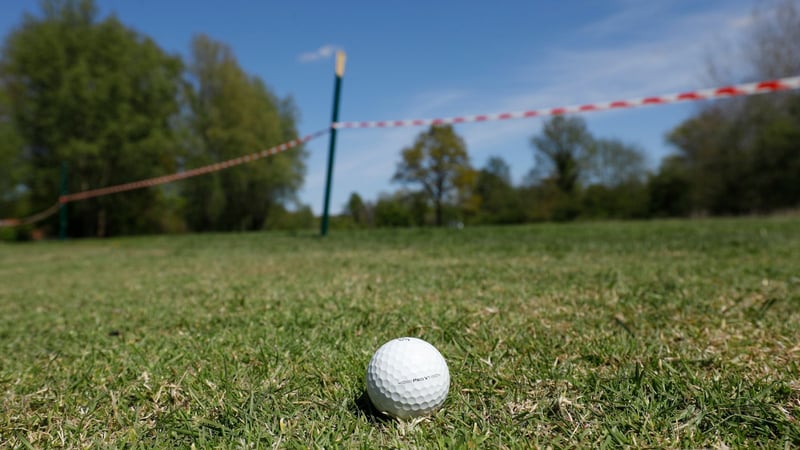 Der Golfball findet in diesen Tagen, zumindest in NRW, keinen Platz auf den Anlagen. (Symbolbild: Getty)