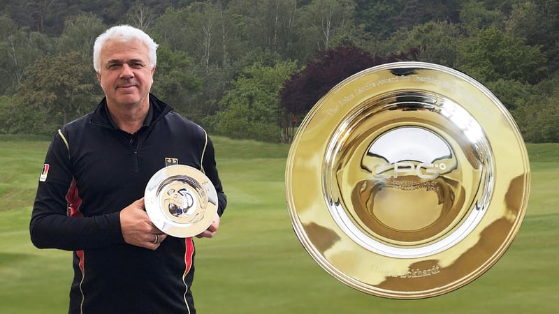 Ulrich Eckhard präsentiert den John Jacobs Award (Foto: PGA of Germany)