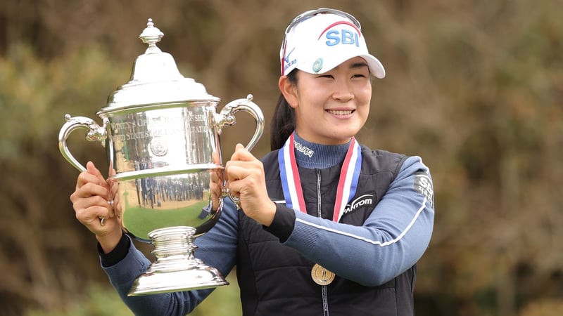 A Lim Kim hält die Harton S. Semple Trophy (Foto: Getty)