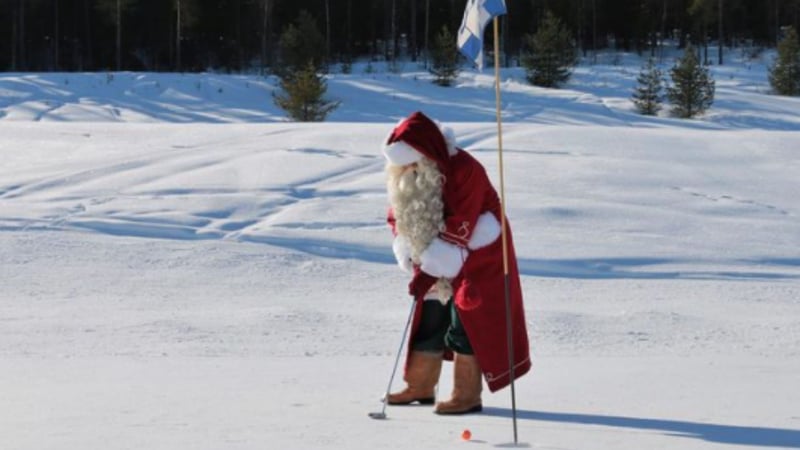 Auch der Weihnachtsmann spielt gerne eine Runde Golf. (Foto: Instagram/@santaclausgolf)