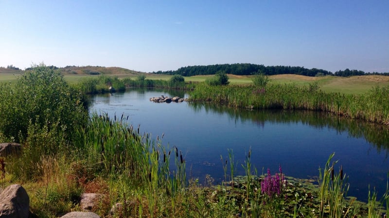 Weiter Weg, fernes Ziel: Aber für schmerzbefreiten Golfgenuss in solcher Kulisse, hier das Ostsee Golf Resort Wittenbeck, lohnen sich alle Mühen. (Foto: Michael F. Basche)