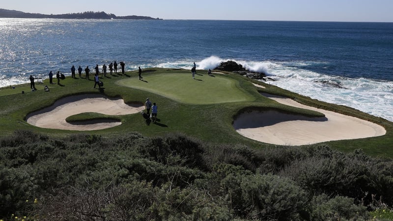 Im Pebble Beach Golf Links trifft die Brandung des Pazifik die Felsen am Golfplatz (Foto: Getty)