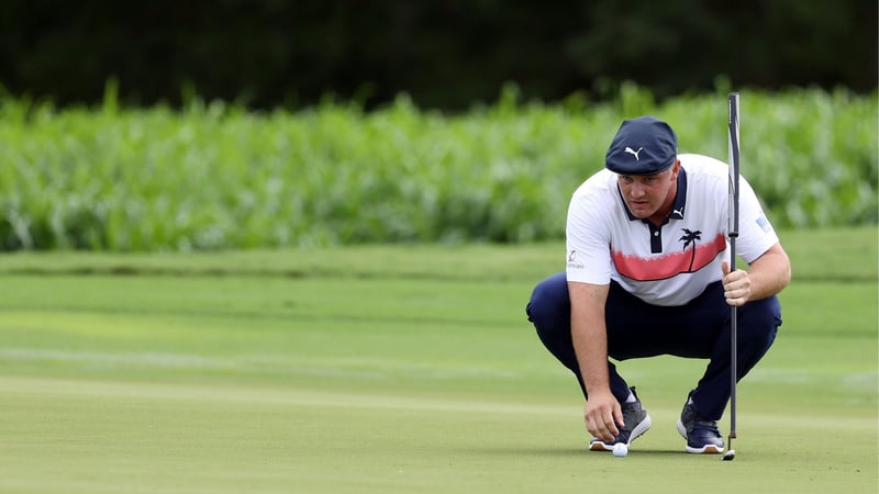 Bryson DeChambeau ließt ein Grün in der ersten Runde des Sentry Tournament of Champions (Foto: Getty)