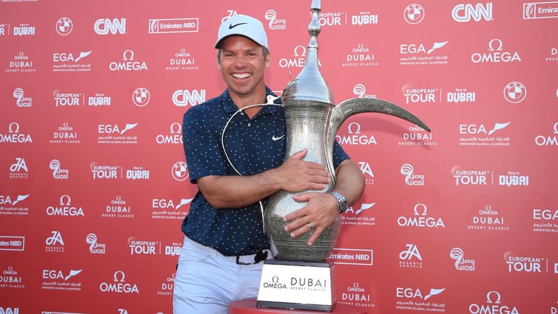 Ein glücklicher Paul Casey mit dem Pokal der Omega Dubai Desert Classic. (Foto: Getty)