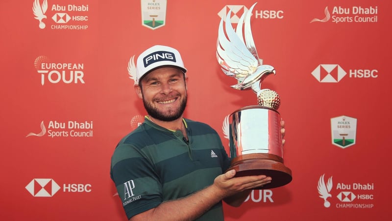 Tyrrell Hatton reckt überglücklich den ersten European-Tour-Titel des Jahres in die Höhe. (Foto: Getty)